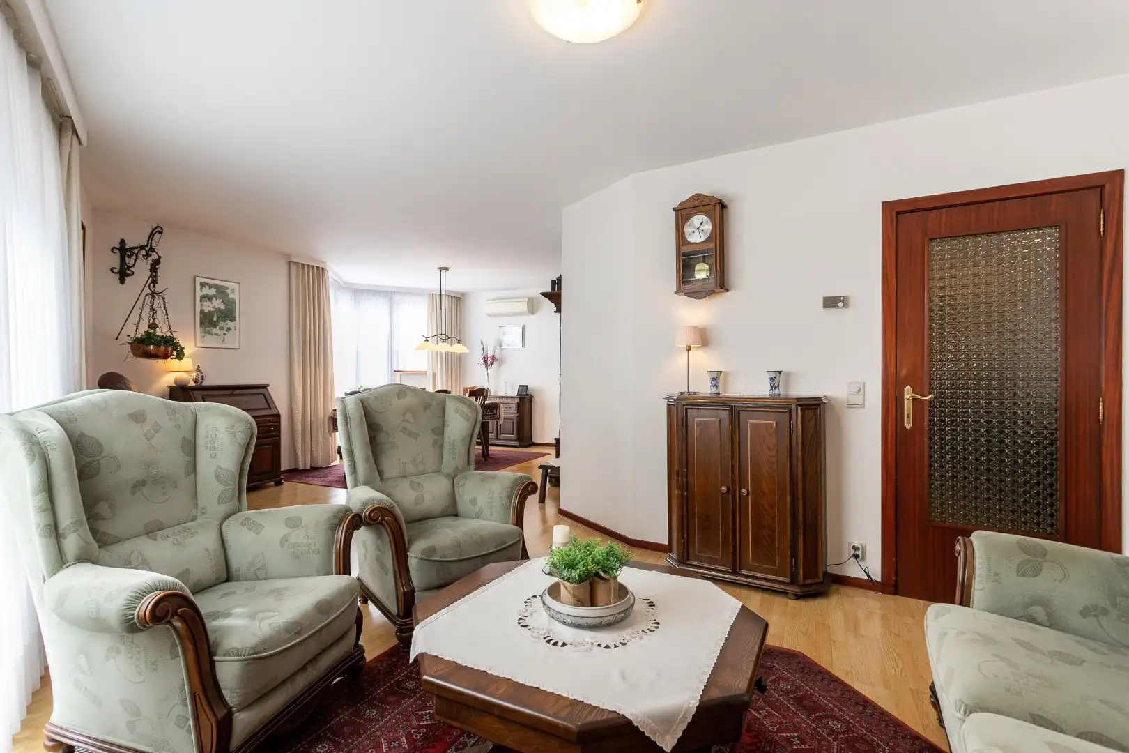 Ruim 3-slaapkamerappartement (EPC C) met terras en uniek zicht op de basiliek in hartje Halle foto 7