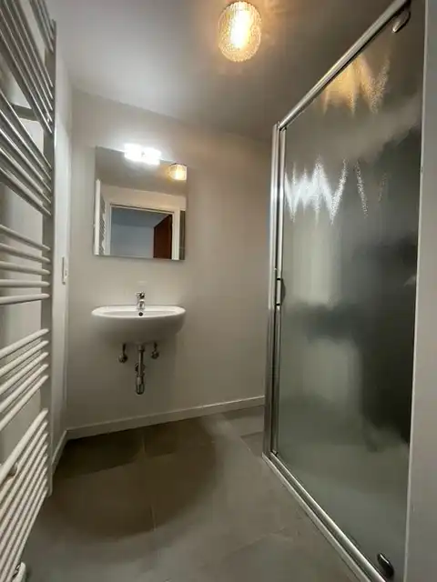 Ongemeubeld appartement met twee slaapkamers. Aan de achterkant van de Zeedijk. foto 9