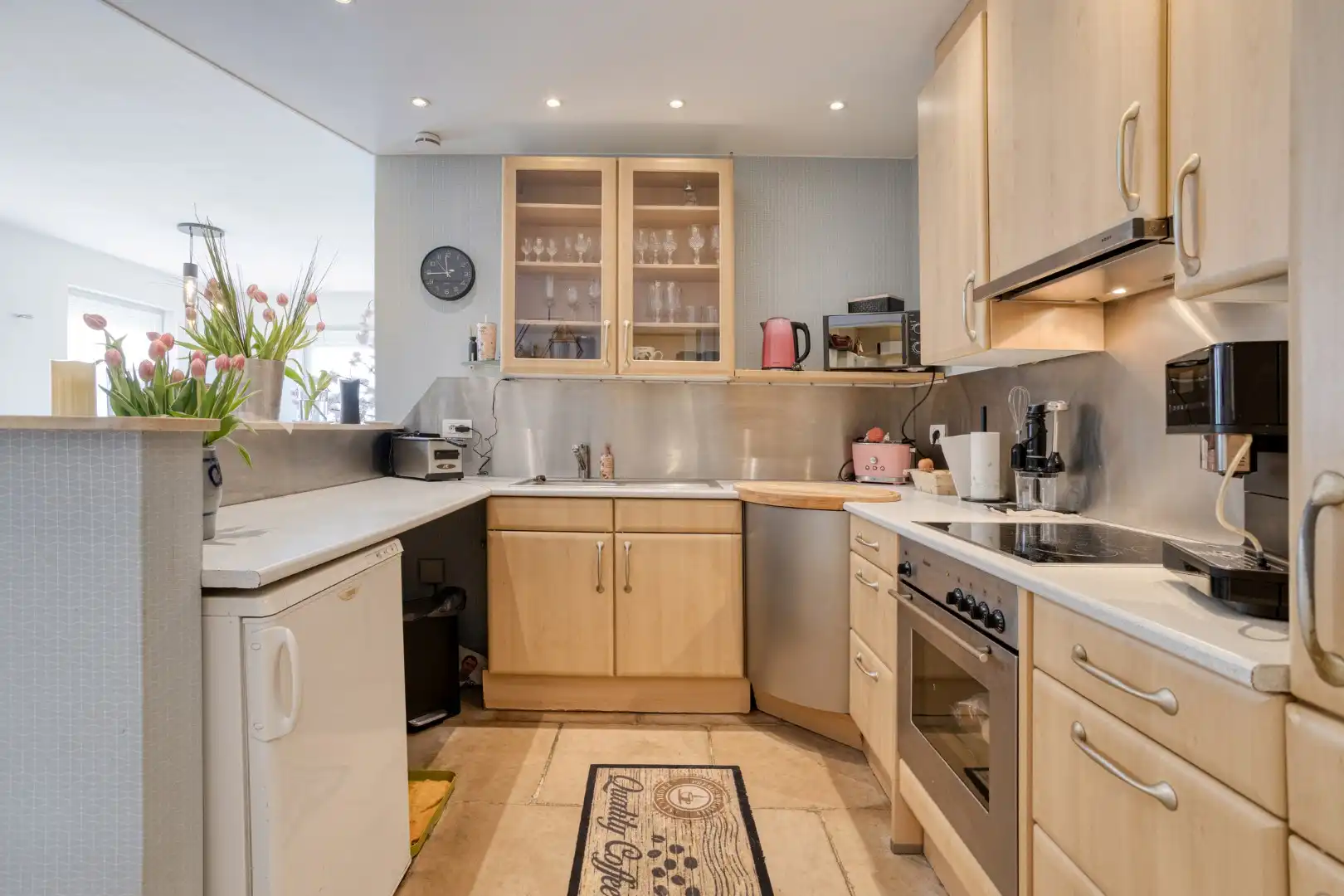 Lichtrijk, gelijkvloers appartement of handelsruimte met woonst! foto 9