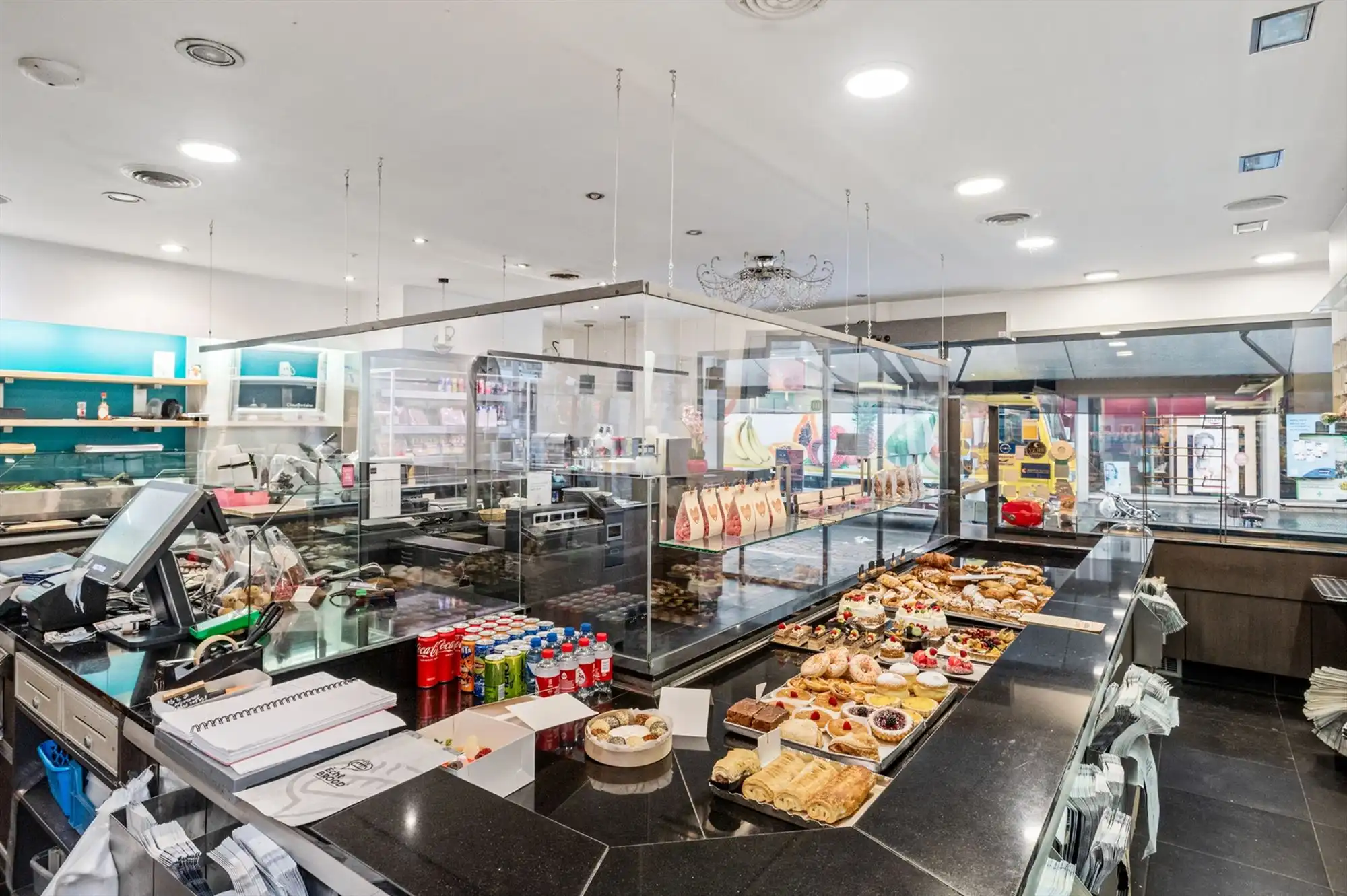 Opbrengsteigendom in handelshart van Merksem aan het plein! foto 17