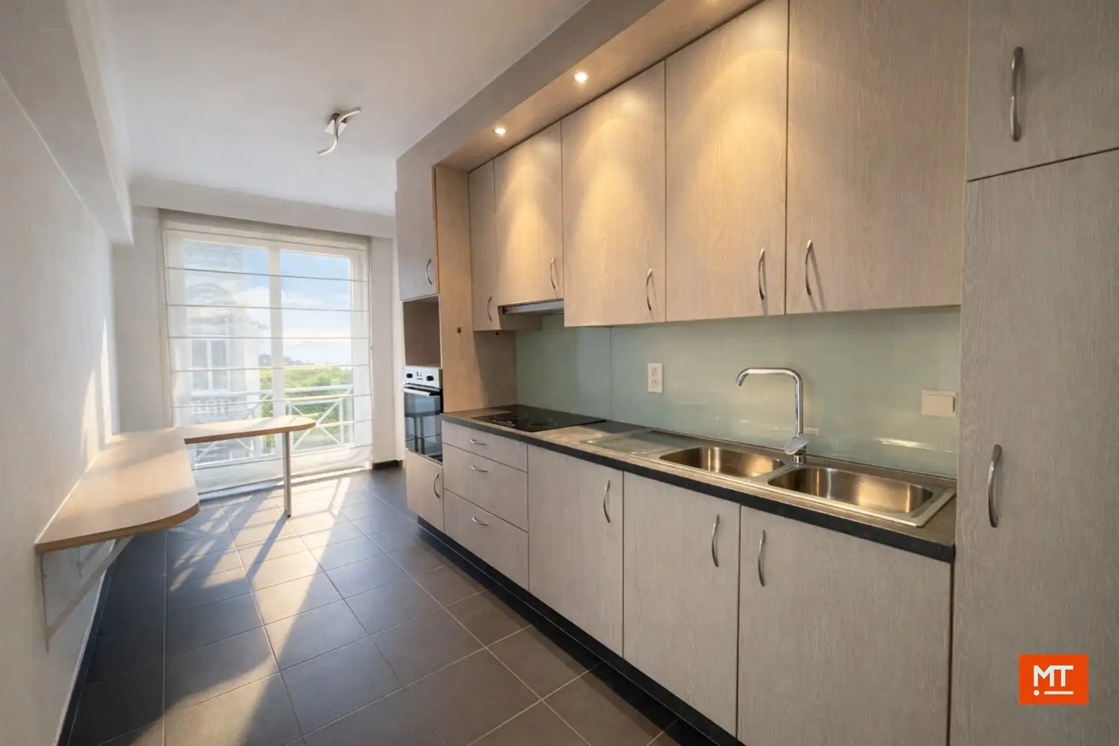 Appartement met 2 slaapkamers en garage te Roeselare foto 4