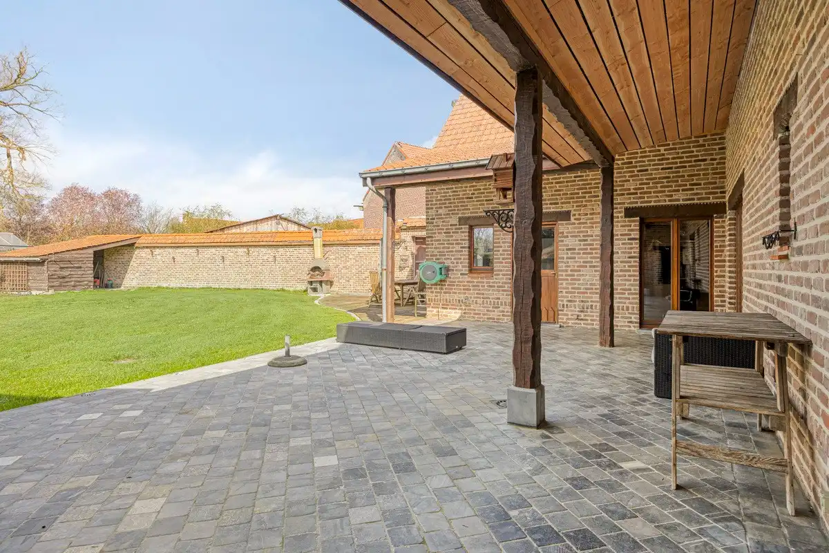 Zeer ruime landelijke woning met atelier en garages foto 12