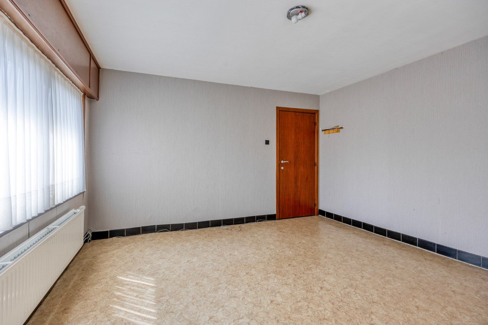 Ruime op te frisse woning op een perceel van 2.210 m² ! foto 17