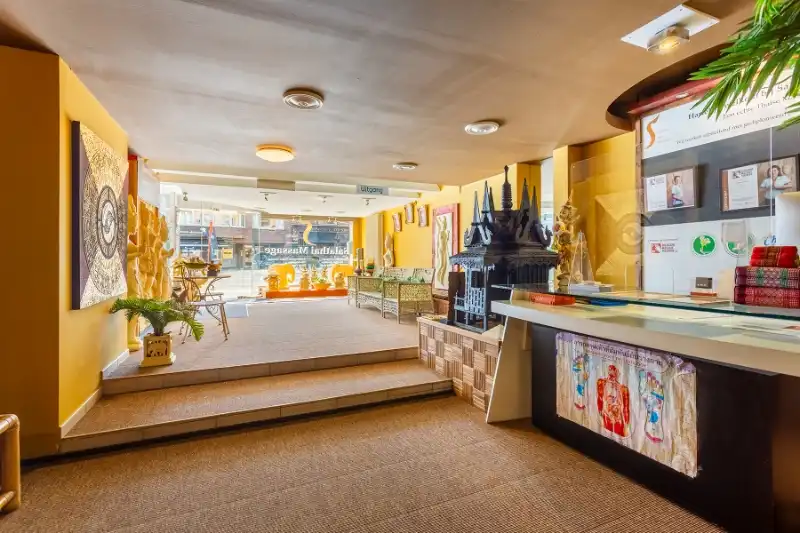 Zeer ruim en groot commercieel handelspand in hartje Brasschaat! foto {{pictureIndex}}