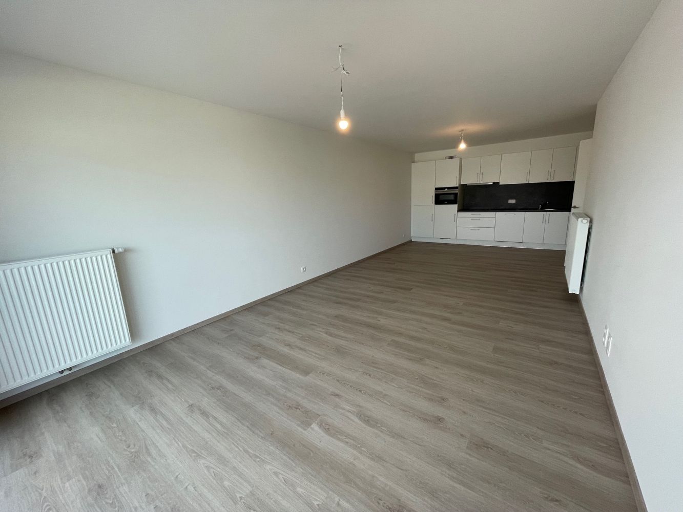 Instapklaar appartement met twee slaapkamers en terras uitkijkend op het Stationsplein. foto 3