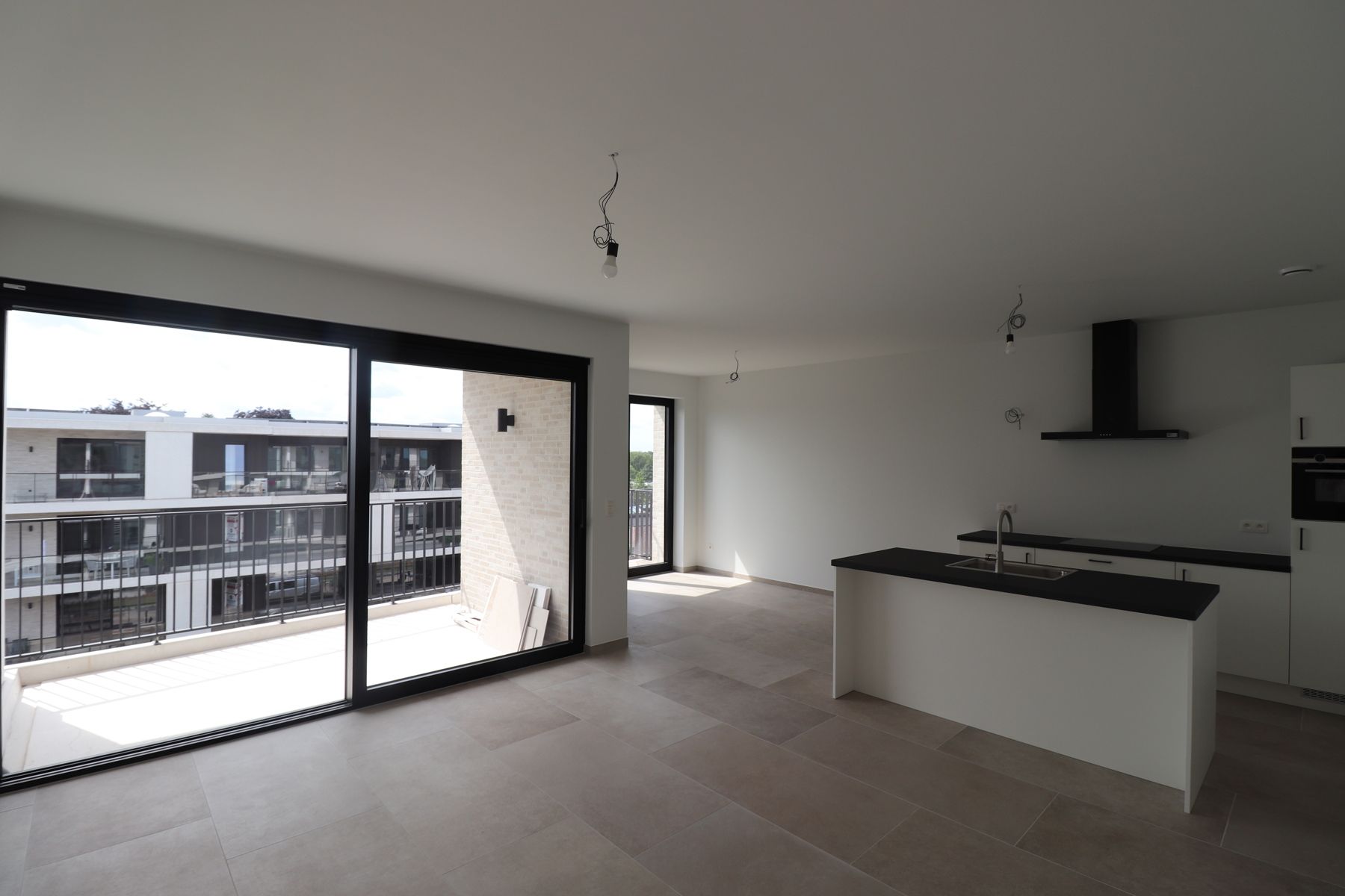 Prachtig nieuwbouwappartement op de bovenste verdieping met 2 terrassen, autostaanplaats en berging. foto 3