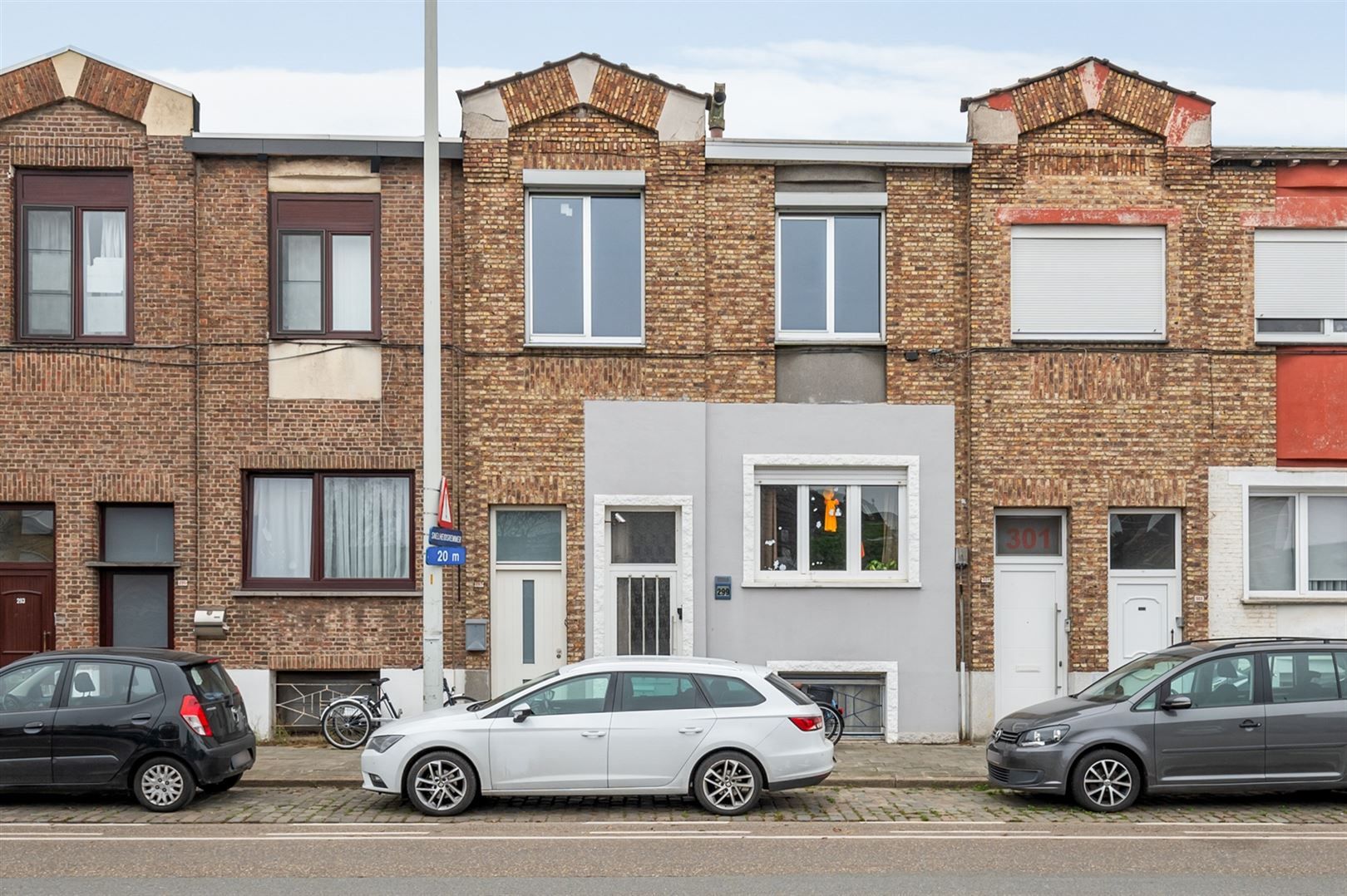 Verder te renoveren conforta-woning  met stadstuintje. foto 1