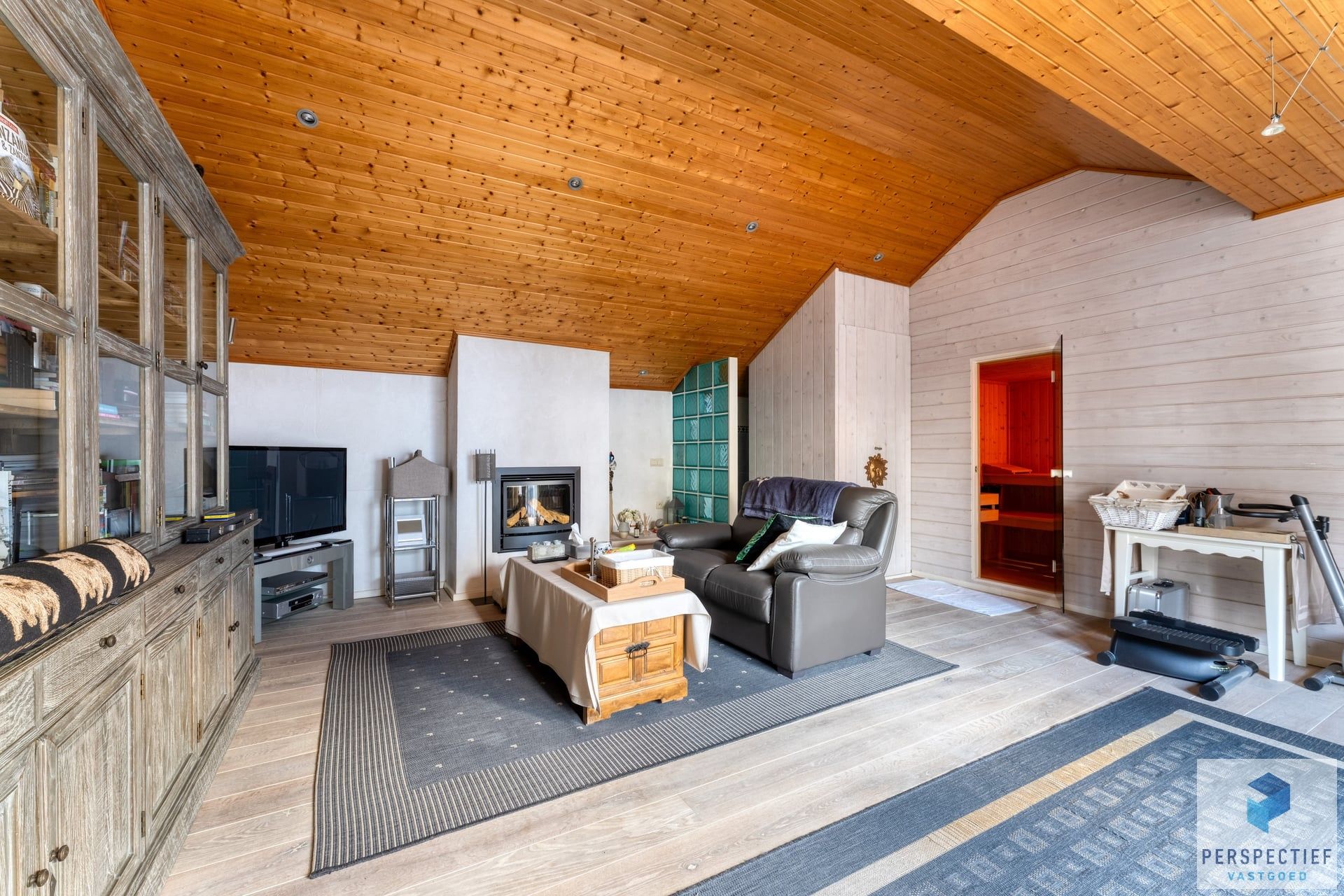 Statige ruime villa met loods en ingerichte studio in een rustige omgeving foto 12