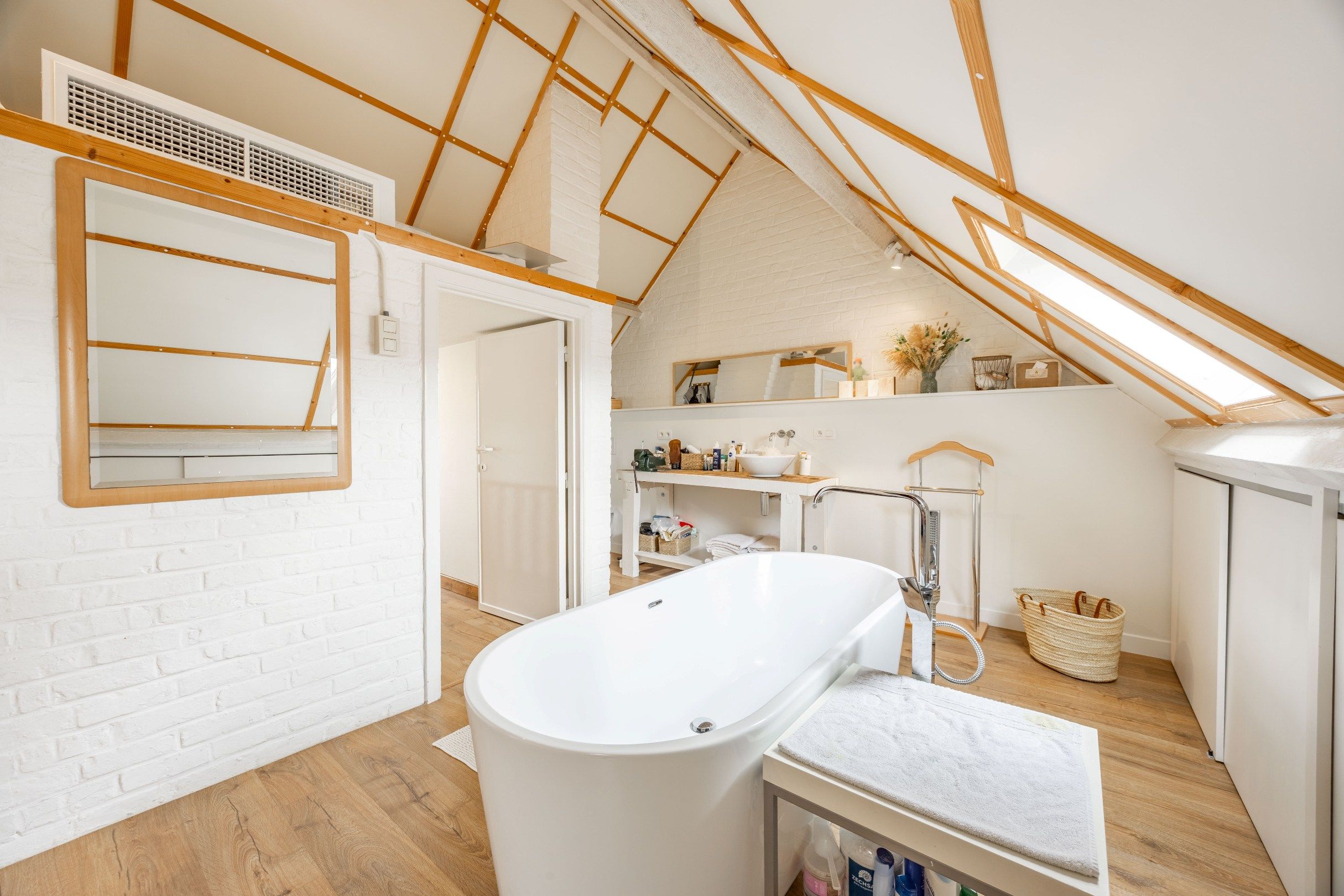 Gerenoveerde woning met garage foto 31