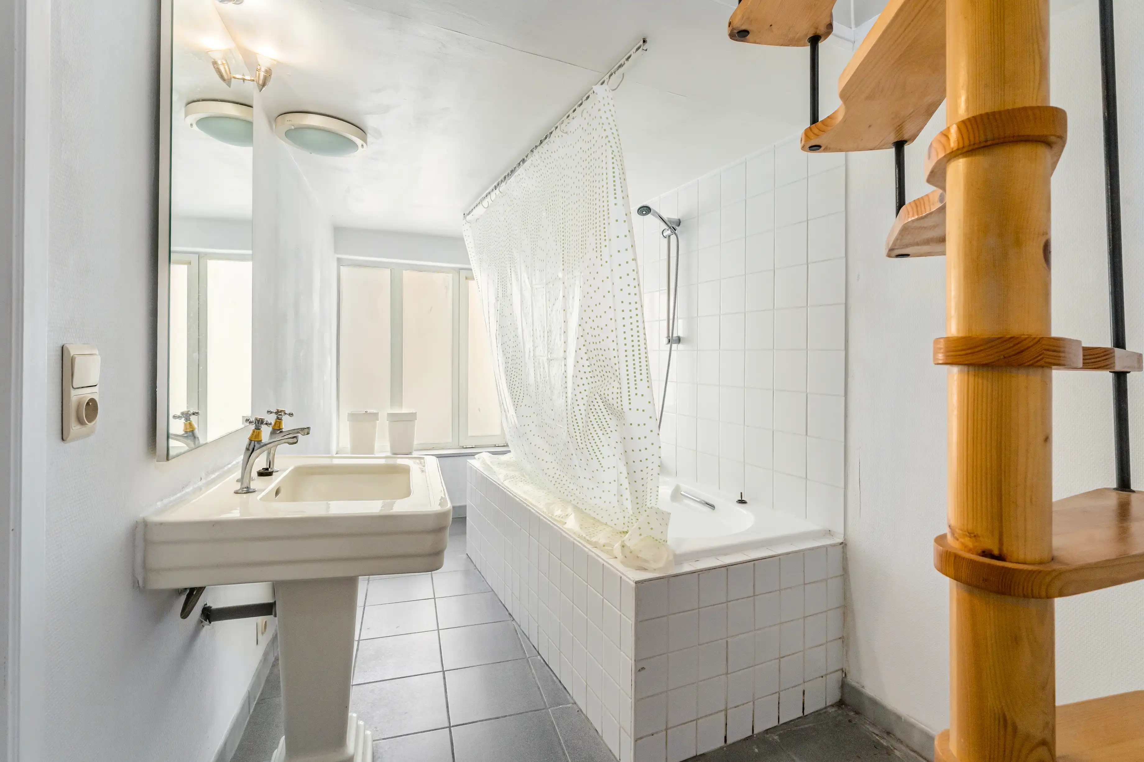 Unieke neogotische stadswoning met zicht op de Leie! foto 15