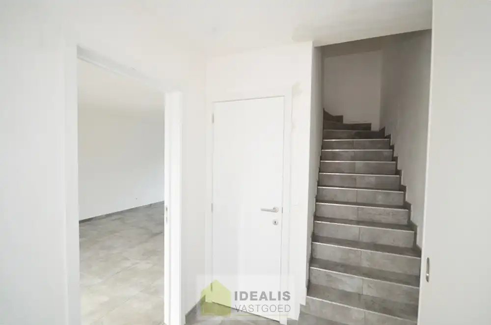 GELIEVE ENKEL AAN TE MELDEN VIA MAIL!! RUIME NIEUWBOUW GEZINSWONING OP WANDELAFSTAND VAN CENTRUM! – Afgewerkte en ruime woning perfect gelegen op wandelafstand van het centrum van Peer alsook vlakbij uitgebreide sportfaciliteiten!! De woning is zeer fijn ingedeeld, met een inkomhal en wc, riante woonkamer, open keuken met naastgelegen berging op de gelijkvloerse verdieping, overloop, 3 slaapkamers en een ruime badkamer op de eerste verdieping en een zolder te bereiken via vast trap op de 2e verdieping!! Tevens beschikt de woning over een private voortuin/parking en is er een leuk tuintje met tuinberging aan de achterzijde. De achterzijde van het perceel is tevens toegankelijk via een pad. Deze nieuwbouwwoning werd zeer goed geïsoleerd opgeleverd, heeft slechts een E-peil van 38 en is voorzien van ventilatie type D!! Zeer geschikt voor kandidaten op zoek naar een correct geprijsde nieuwbouwwoning!! Beschikbaar vanaf 1 december 2026. foto 18
