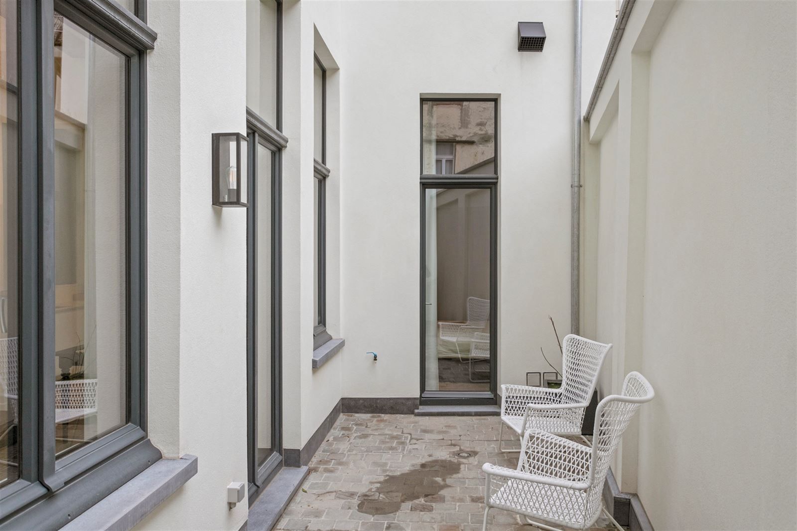 Volledig gemeubeld gelijkvloers 1 slaapkamer appartement met koer in"Stylish renovatieproject" foto 15