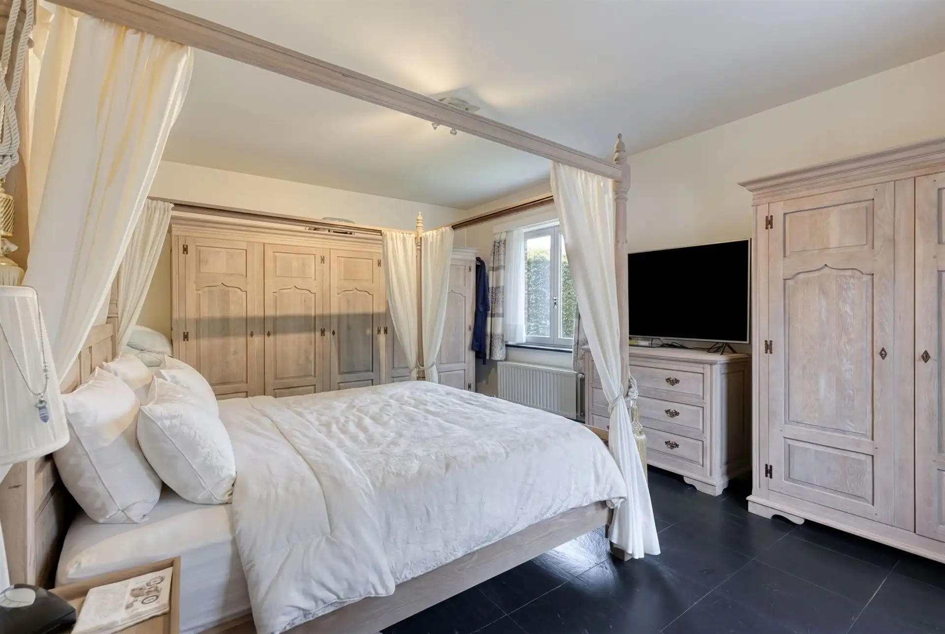 Open bebouwing met 5 (mog. 7) slaapkamers, tuin en garage foto 10
