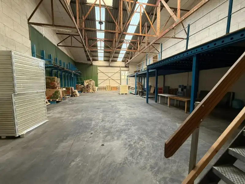 Ruime opslagruimte met mezzanine te huur in Evergem – vlot bereikbaar foto 6