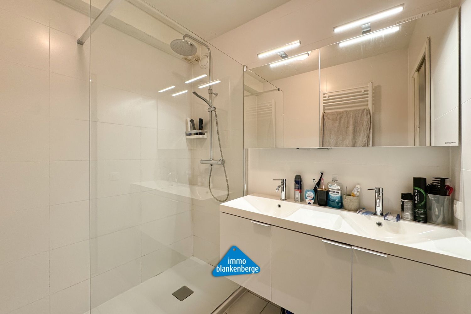 Ruim gelijkvloers appartement met voortuin en autostaanplaats foto 17