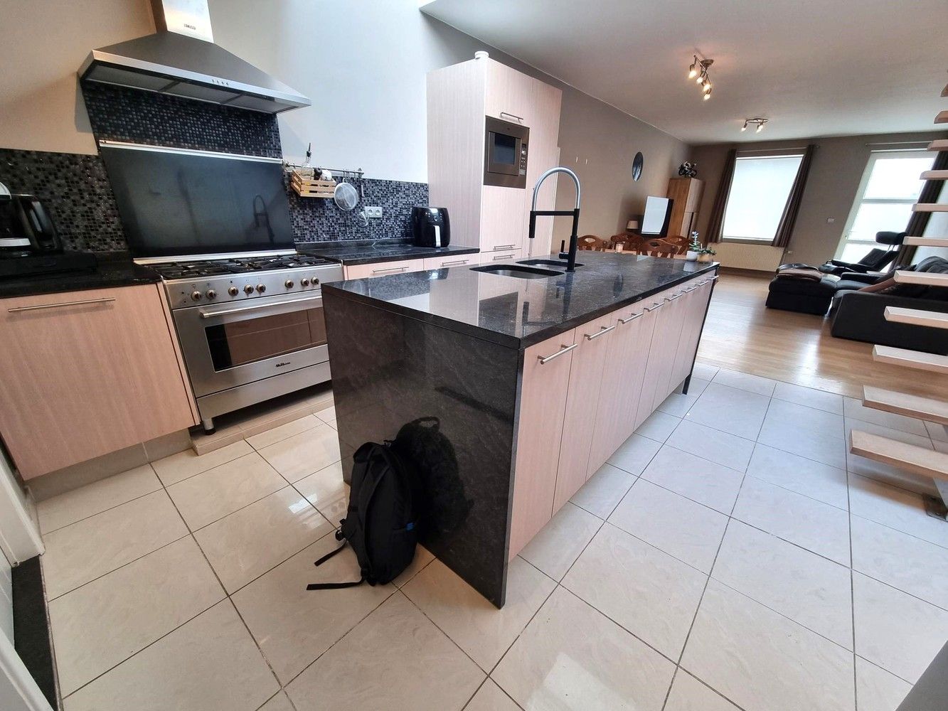 Instapklare, gerenoveerde woning met 2 slaapkamers, ruime garage en achterliggend groot terras foto 4
