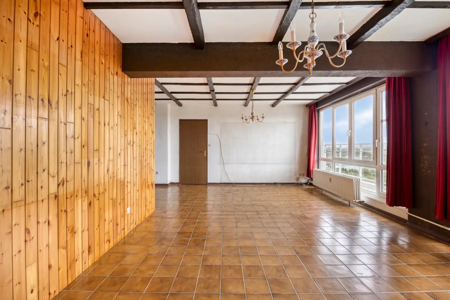 Op te frissen 2-slaapkamerappartement met prachtig uitzicht foto 2