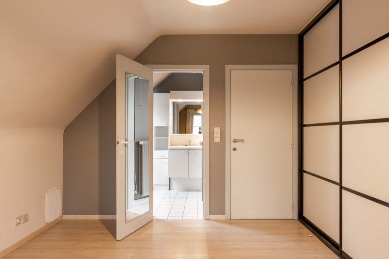 Instapklare halfopen woning met 4 slaapkamers en zonnige tuin TE KOOP in Oostrozebeke! foto 12