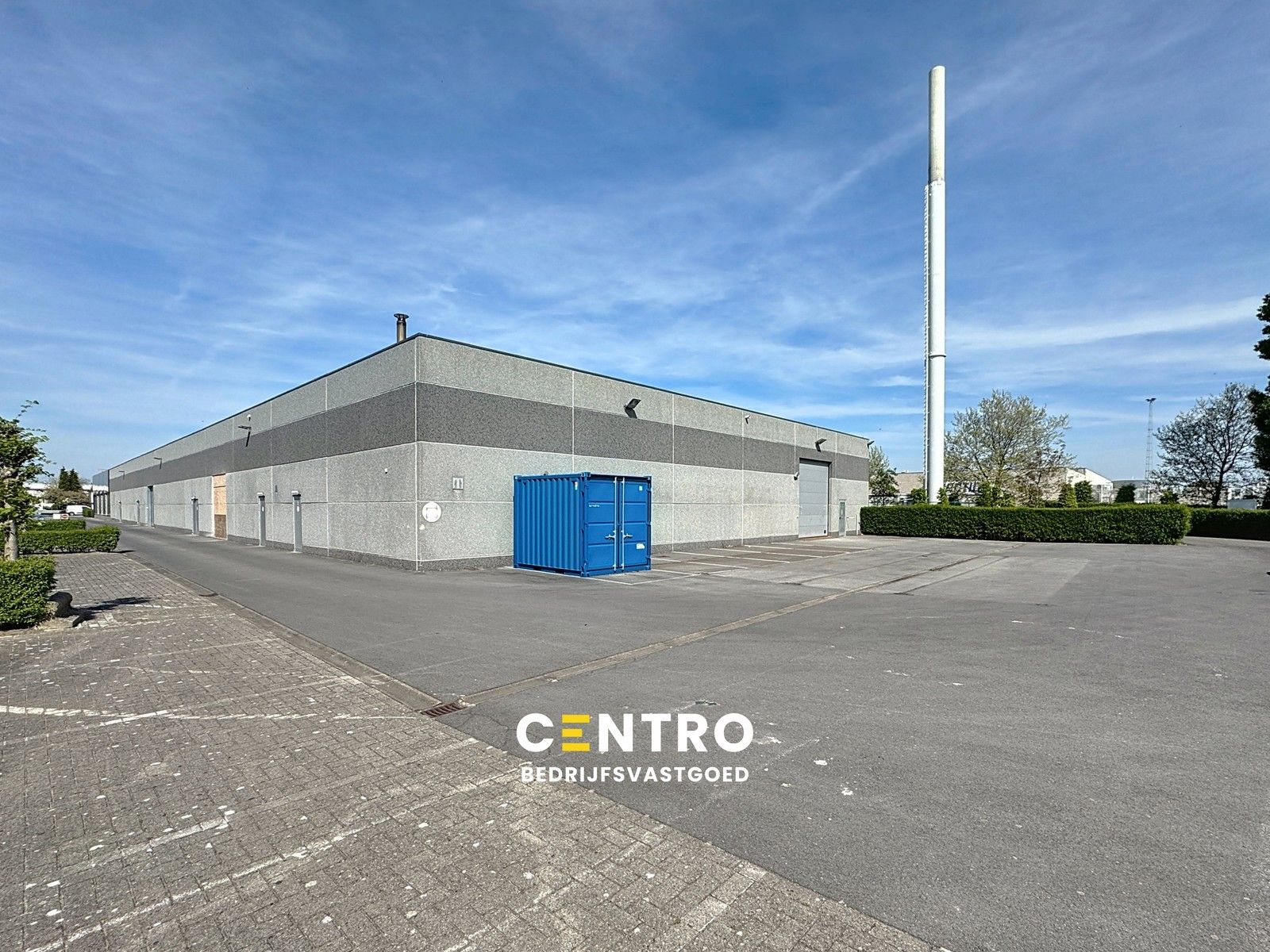 Instapklare OPSLAGRUIMTE (1.200m² - eventueel opsplitsbaar), toegankelijk voor opleggers langs De Torhoutsesteenweg (achter "Juntoo") te Oostende! Gemeenschappelijke parkeermogelijkheid rondom de gebouwen! foto {{pictureIndex}}