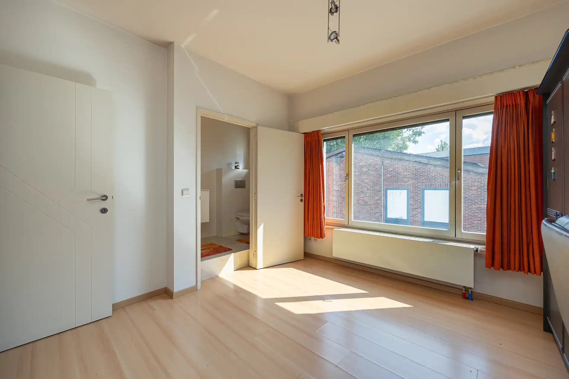 Ruime villa met 4 slpk's en 3 badkamers op toplocatie foto 21