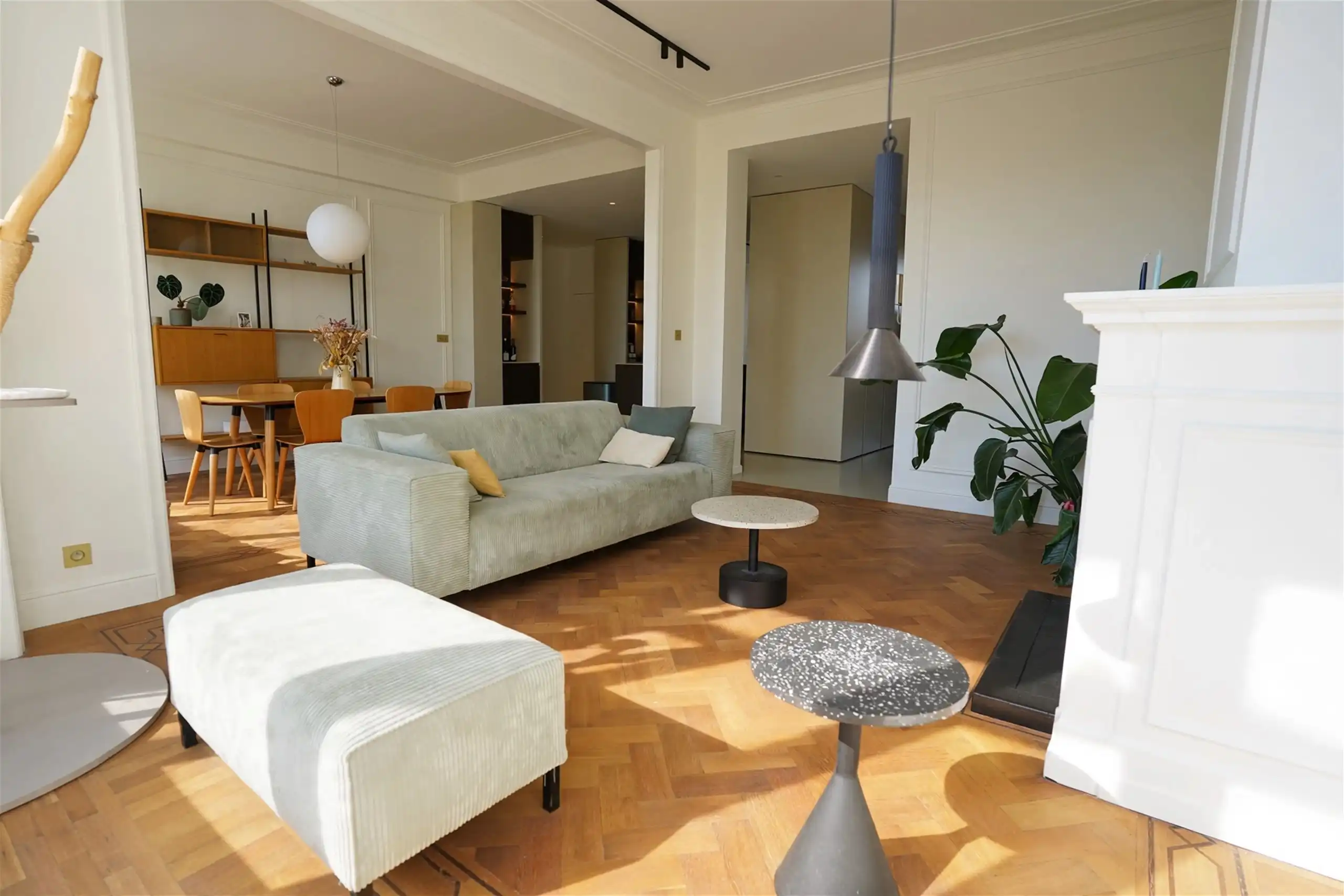 Architecturaal appartement met uitzicht op de boomkruinen foto 5