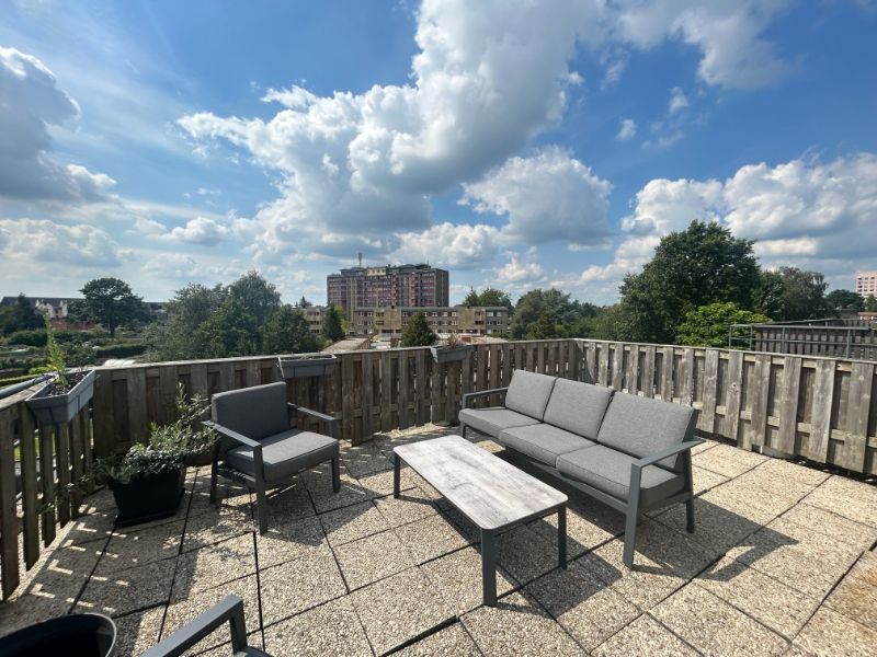 Prachtig 1 slpk dakappartement met terras (±40m²), garage en lift. foto {{pictureIndex}}