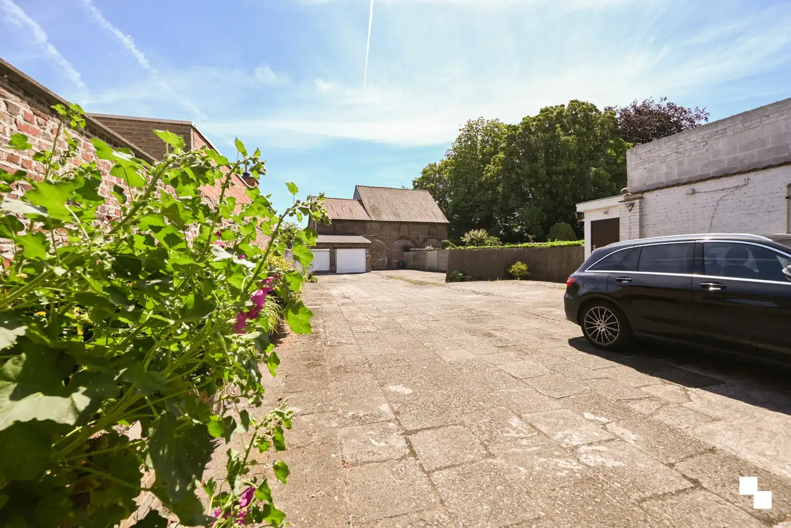 Ruime gezinswoning met vier slaapkamers, garages en extra naastliggend perceel foto 36