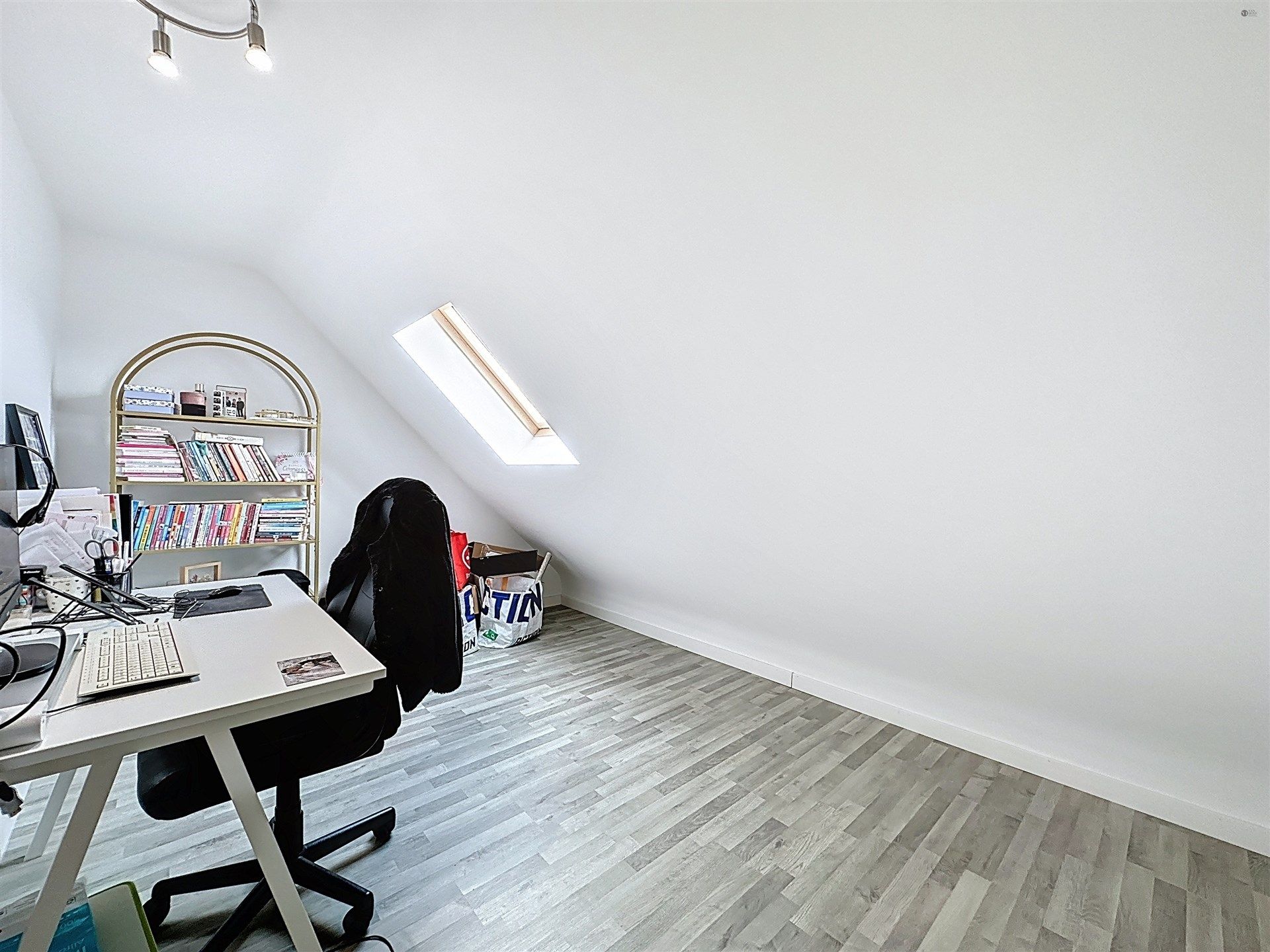 Instapklare halfopen bebouwing met 4 slaapkamers en ruime oprit! foto 17