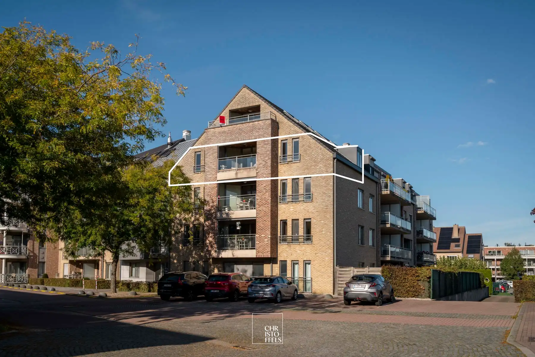 Stijlvol gerenoveerd 2-slaapkamerappartement (101m²) met garagebox in Lanaken!  foto 6