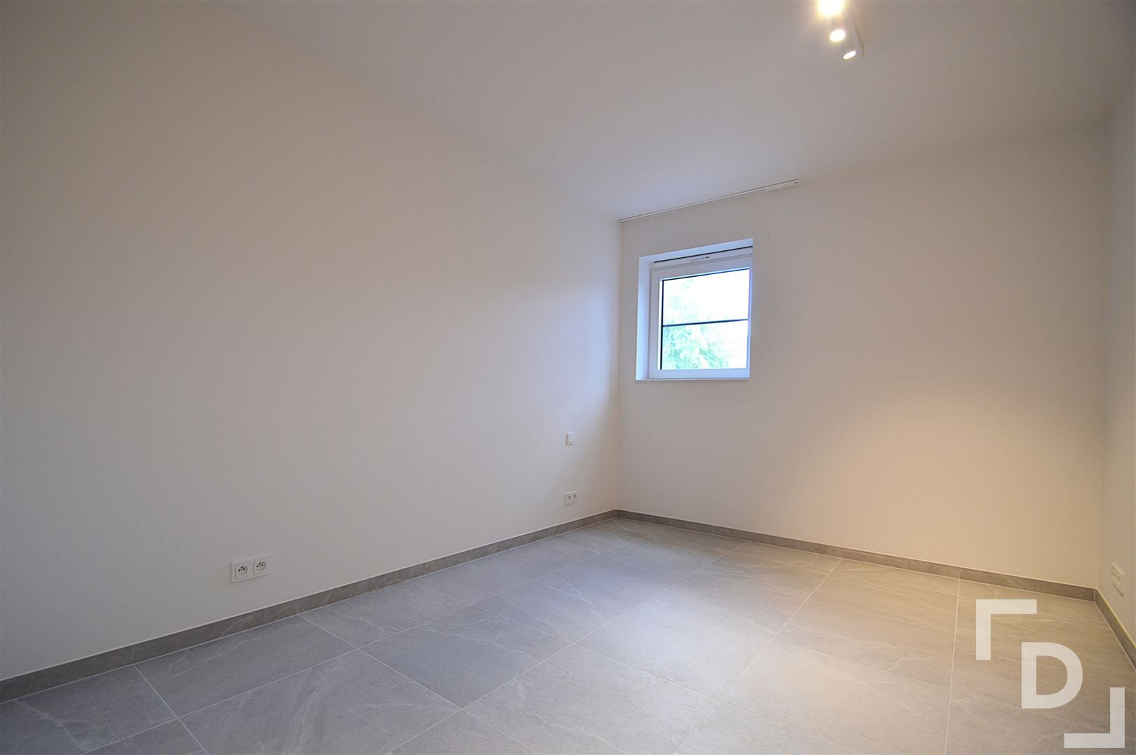 Nieuwbouwappartement van hoogwaardige afwerking met staanplaats te huur in centrum Ieper foto 8