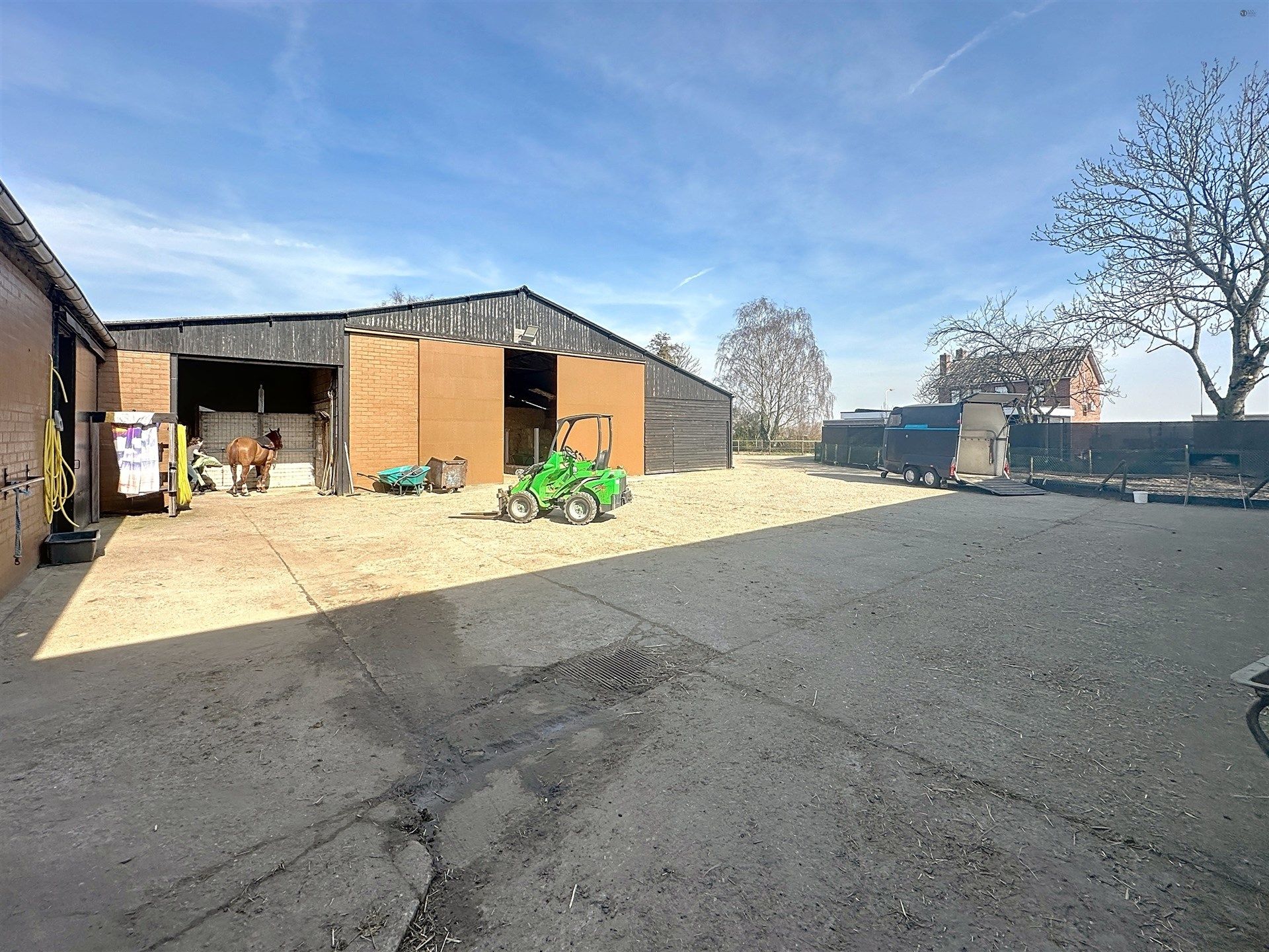 PRACHTIG GELEGEN HOEVE met bijgebouw, paardenstallen, binnenpiste en weiden op 18.385m² foto 40