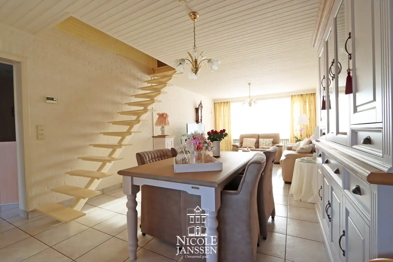 Halfopen gezinswoning met 4 slaapkamers, garage en tuintje foto 9