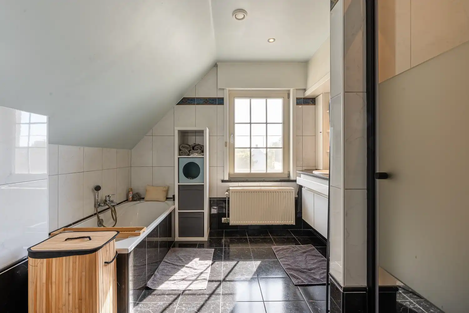 Halfopen woning met garage en ruime tuin foto 22