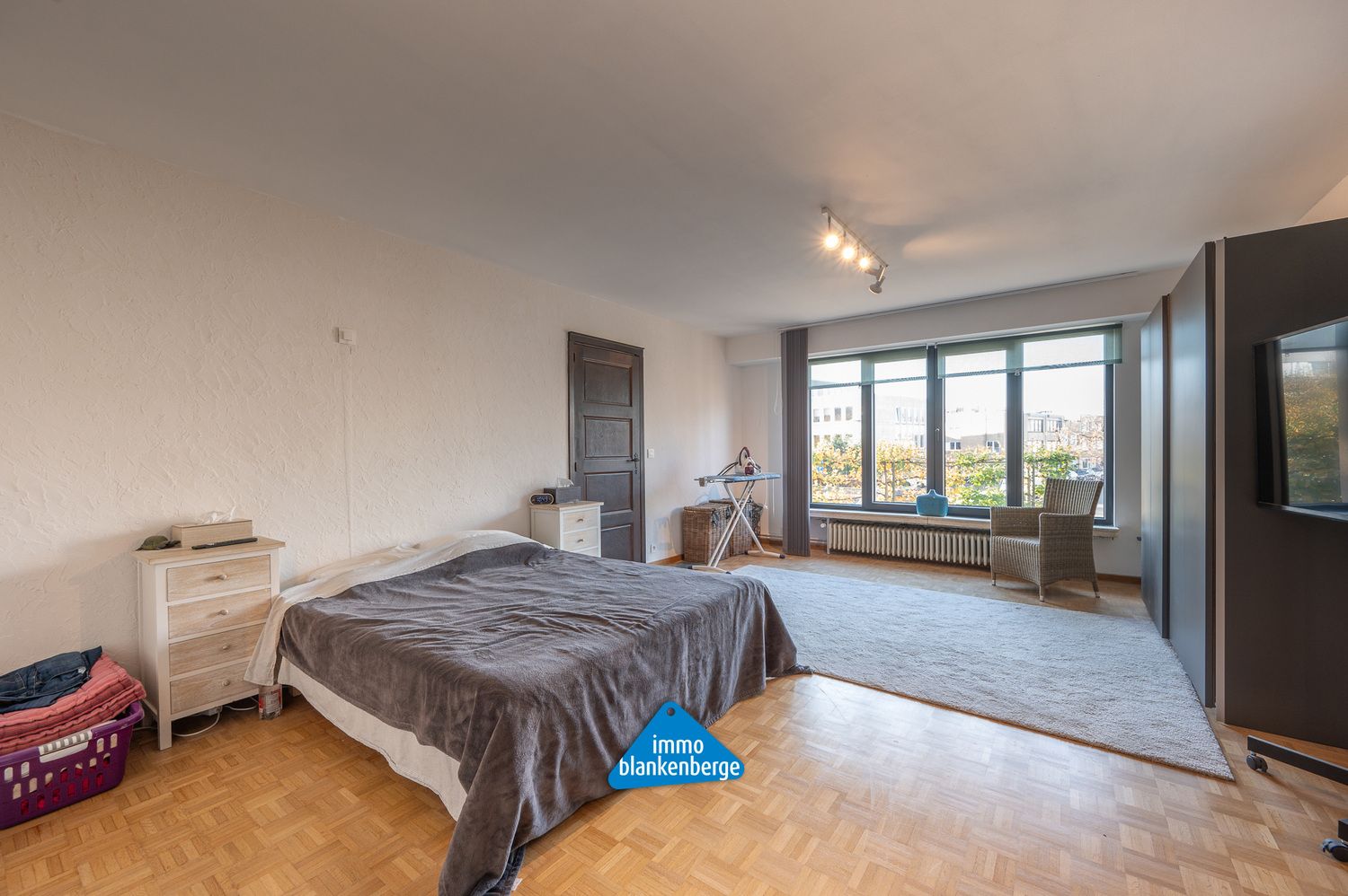 Ruim Drieslaapkamerappartement met Groot Terras foto 9