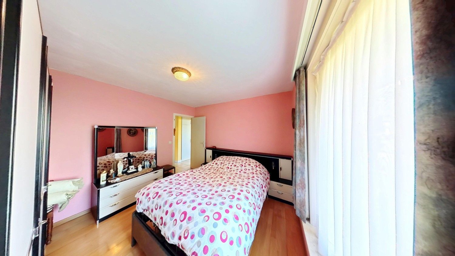 Ruime woning op toplocatie met grote tuin en inpandige garage! foto 8