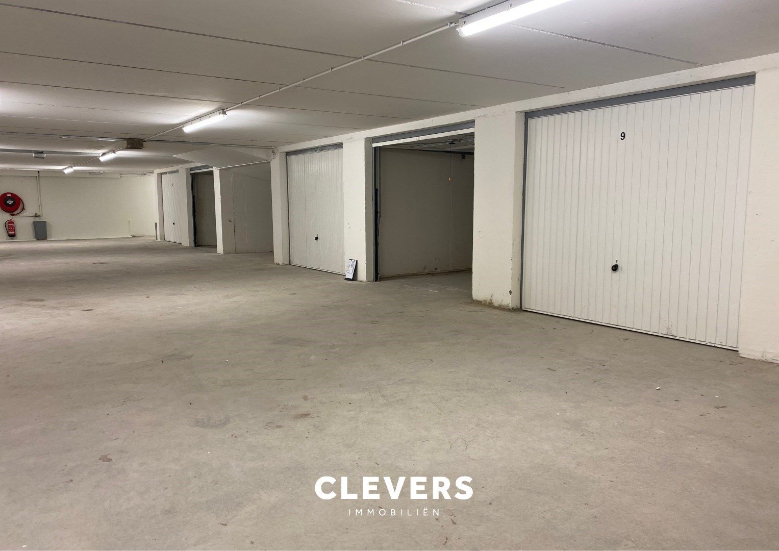 Grote garagebox voor 2 wagens gelegen in klein garagecomplex foto 9