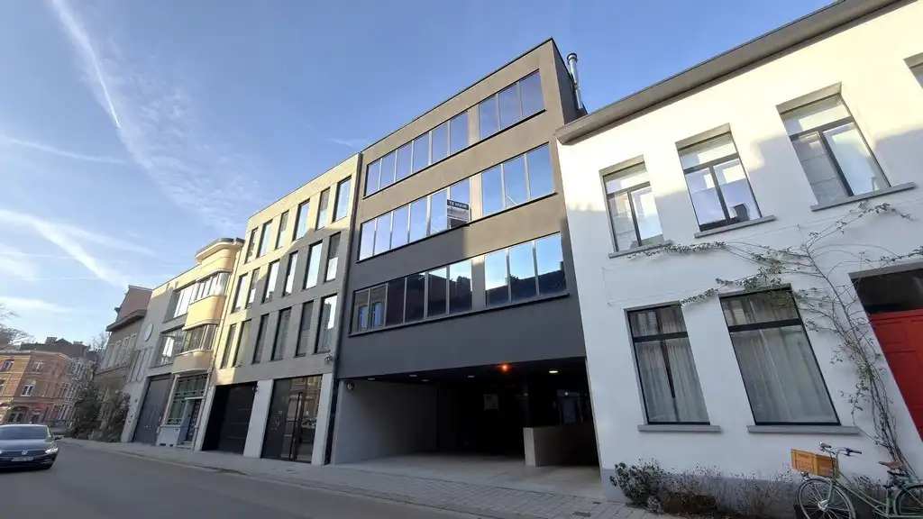 Moderne kantoorruimte te huur vlakbij station van Berchem foto {{pictureIndex}}