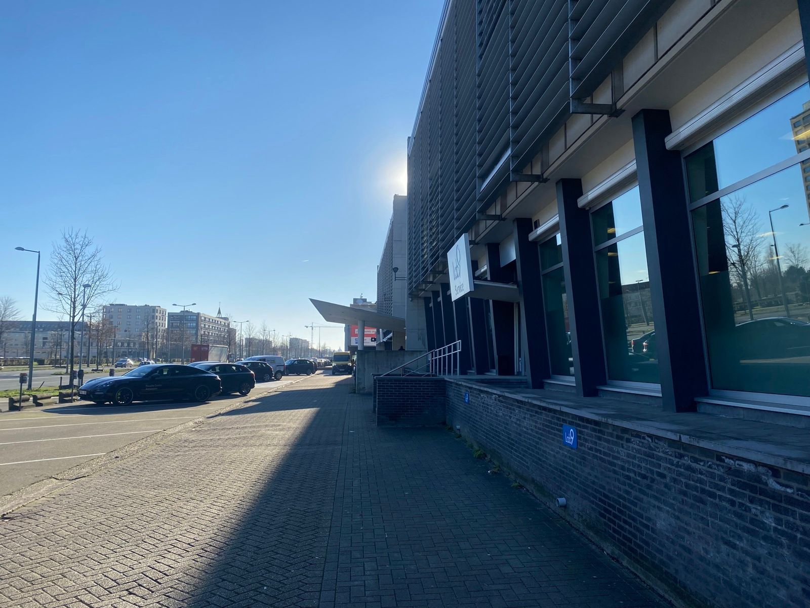 Ruime toonzaal met magazijn en parkeermogelijkheden te huur foto 3