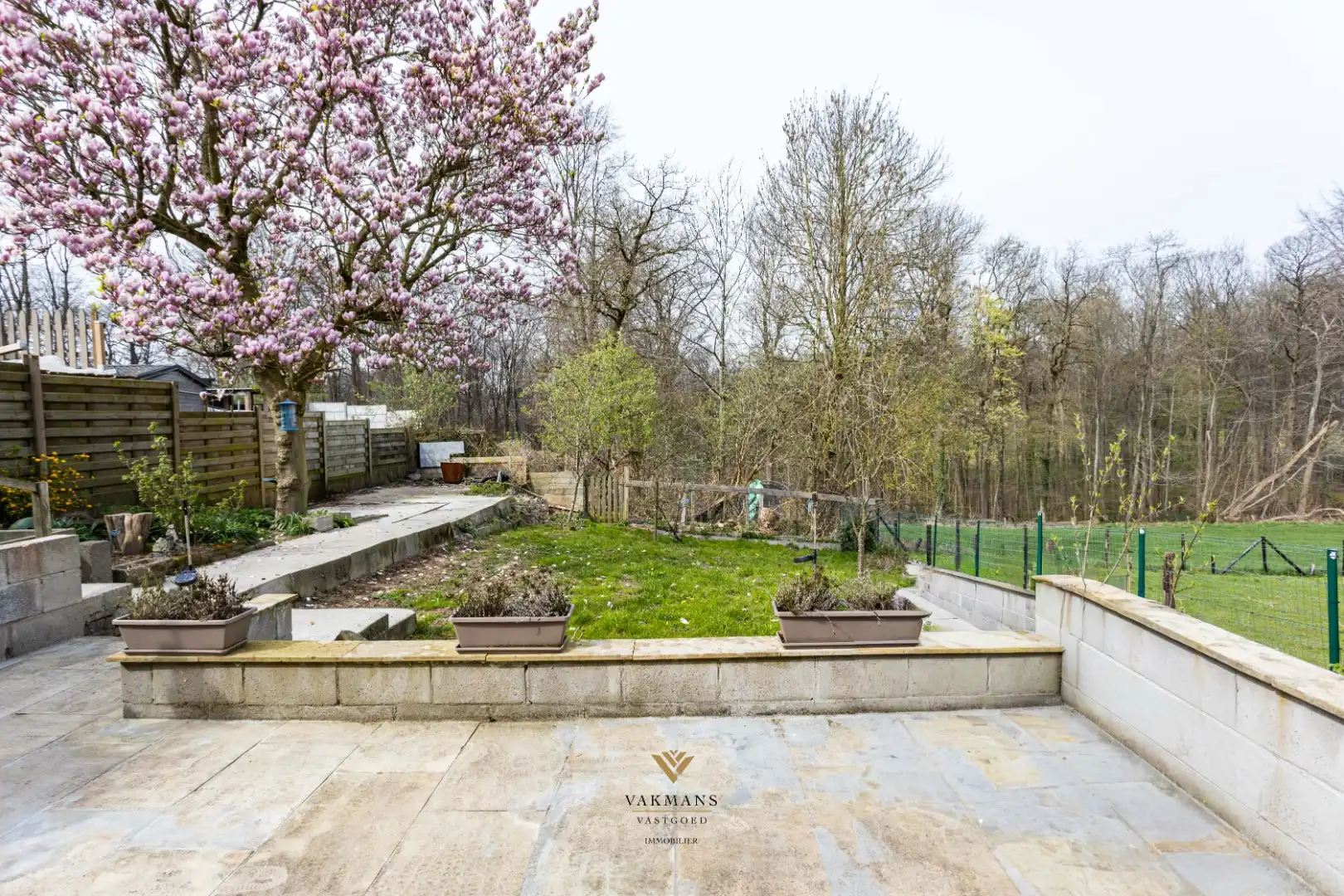 Ruime alleenstaande woning met garage in heuvelachtige omgeving foto 46