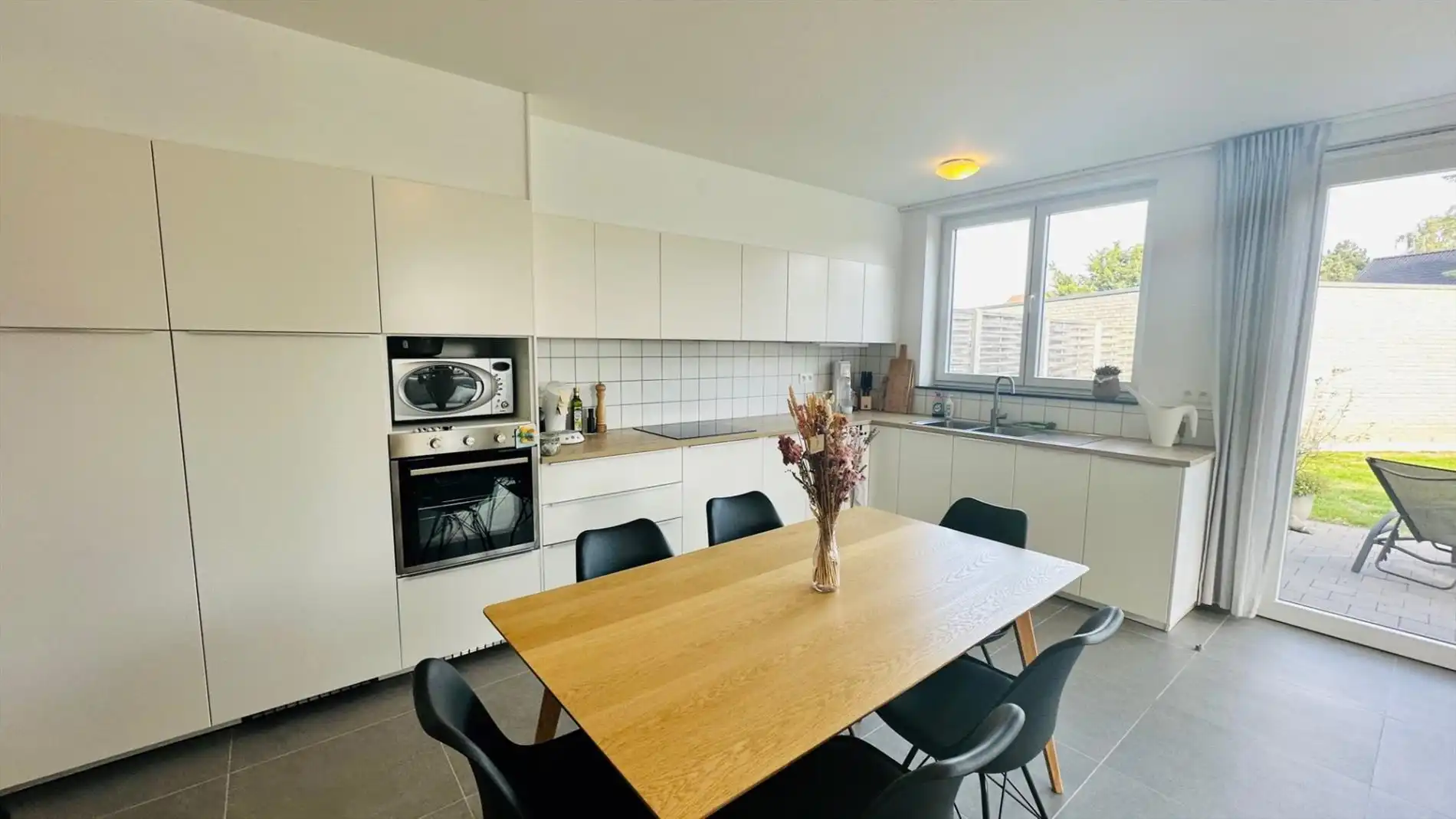 Gelijkvloers appartement met zonnepanelen - tuin - garage foto 2