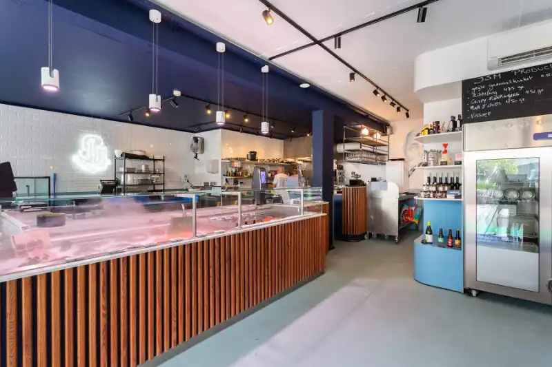 Prachtig handelspand met veel RUIMTE EN ETALAGE, gratis parking! TOPlocatie Patio Donk! foto 4