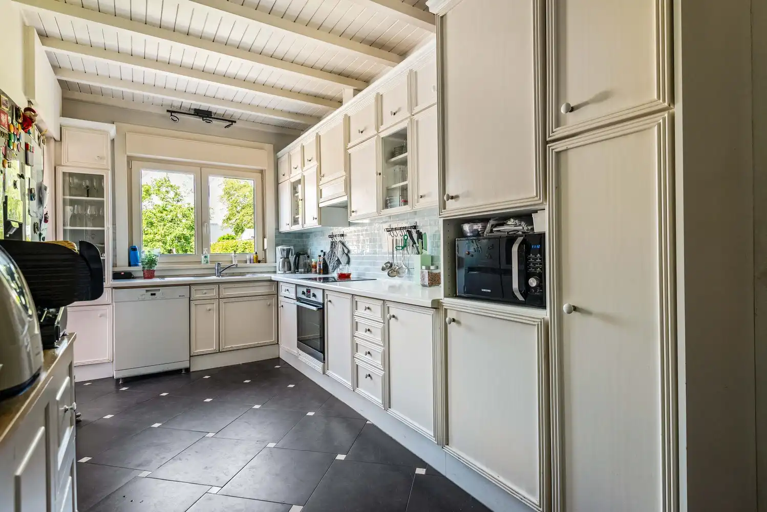 Karaktervolle hoeve met 4 slaapkamers, magazijn en ruime tuin te Lint foto 9