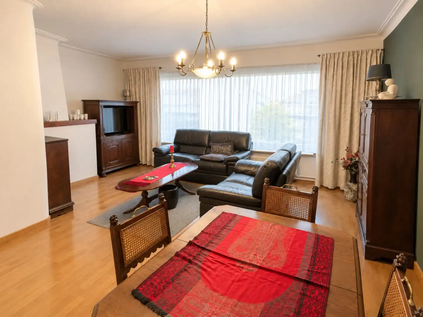 Ruime woning met vijf slaapkamers, grote garage en onderhoudsvriendelijke tuin foto 4