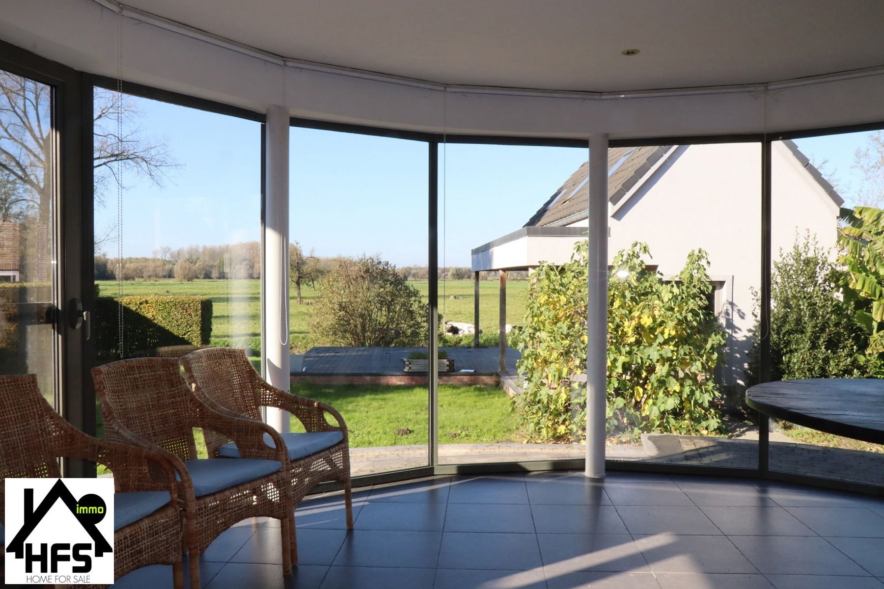 Ruime op te frissen villa met zicht op de weides met tof bijgebouw foto 3