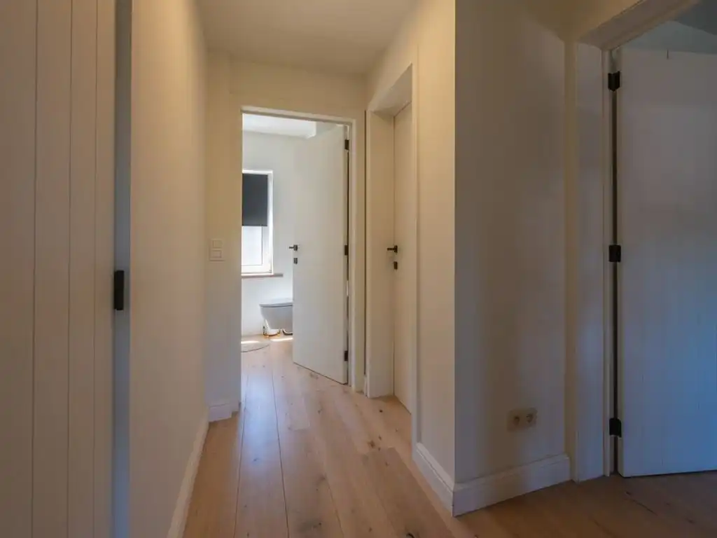 Charmante woning in gesloten bebouwing met ruim terras, tuin en bijhorende carport, volledig onderkelderd met inpandige garage, in het centrum foto 17