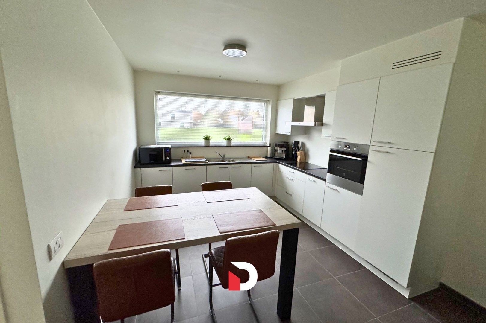 Recente woning met  3 slaapkamers, tuin en garage foto 3