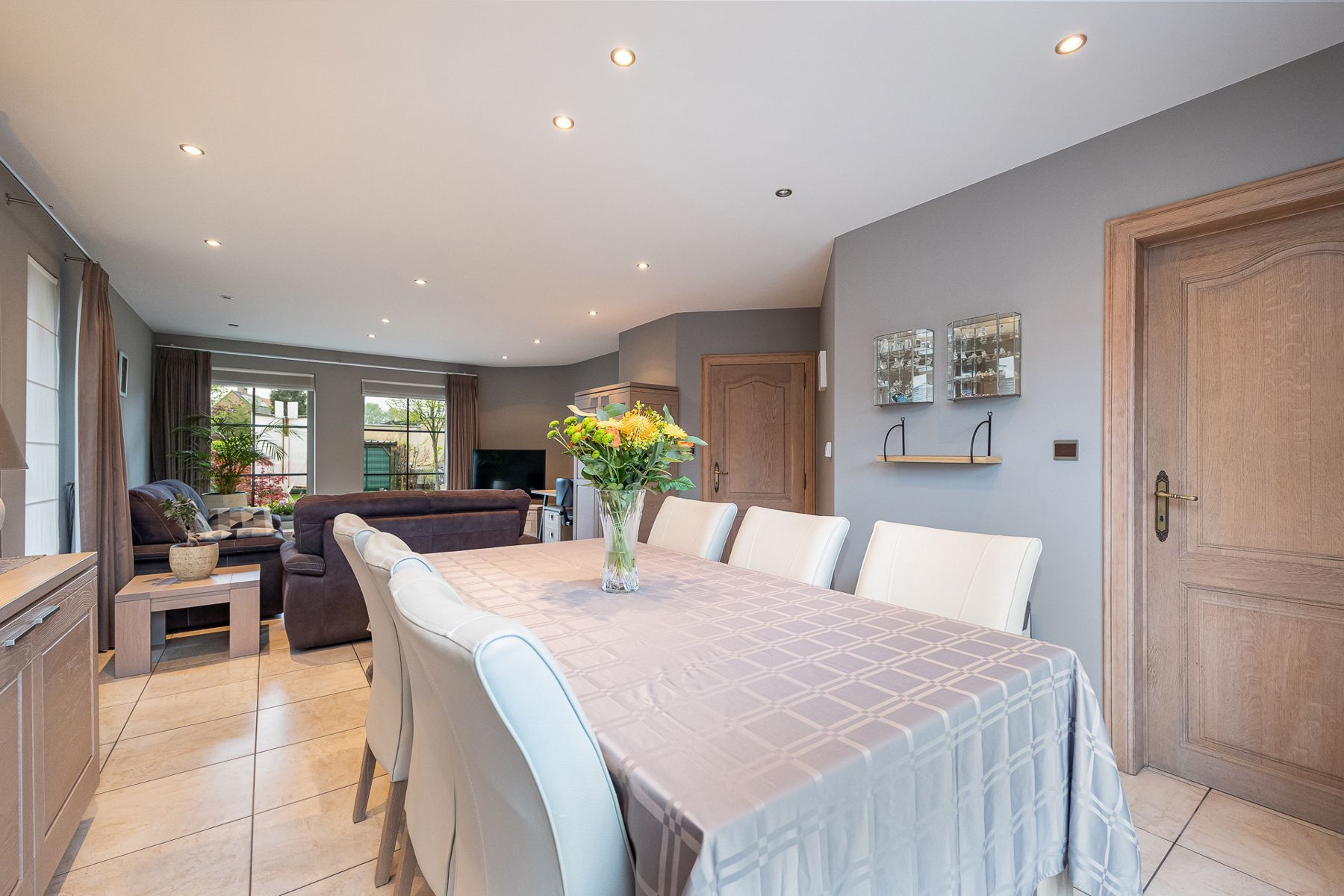 Woning met 2 slaapkamers en garage op 557 m2 grond foto 13