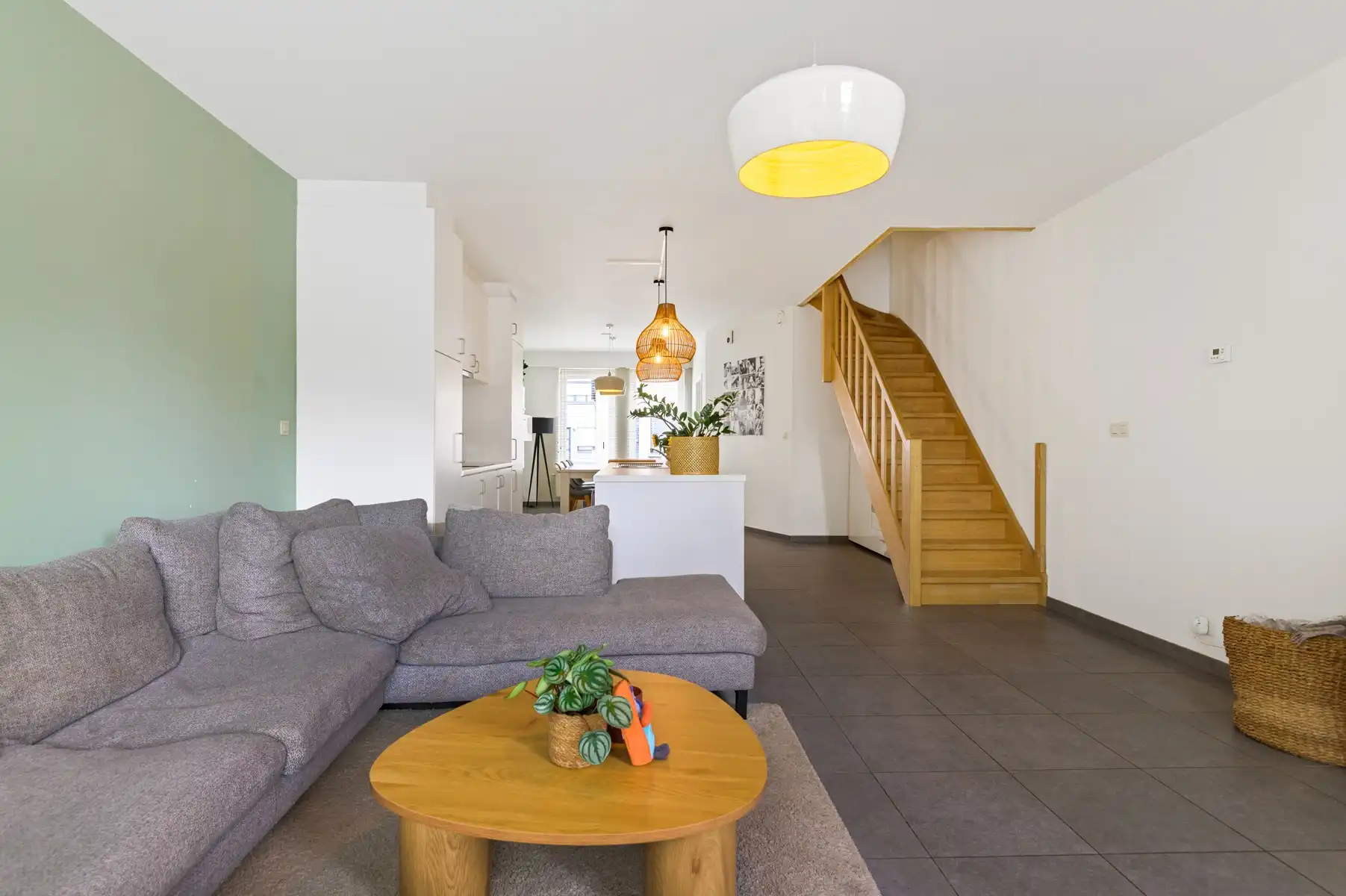 Recente woning op centrale ligging met 2 garages foto 7