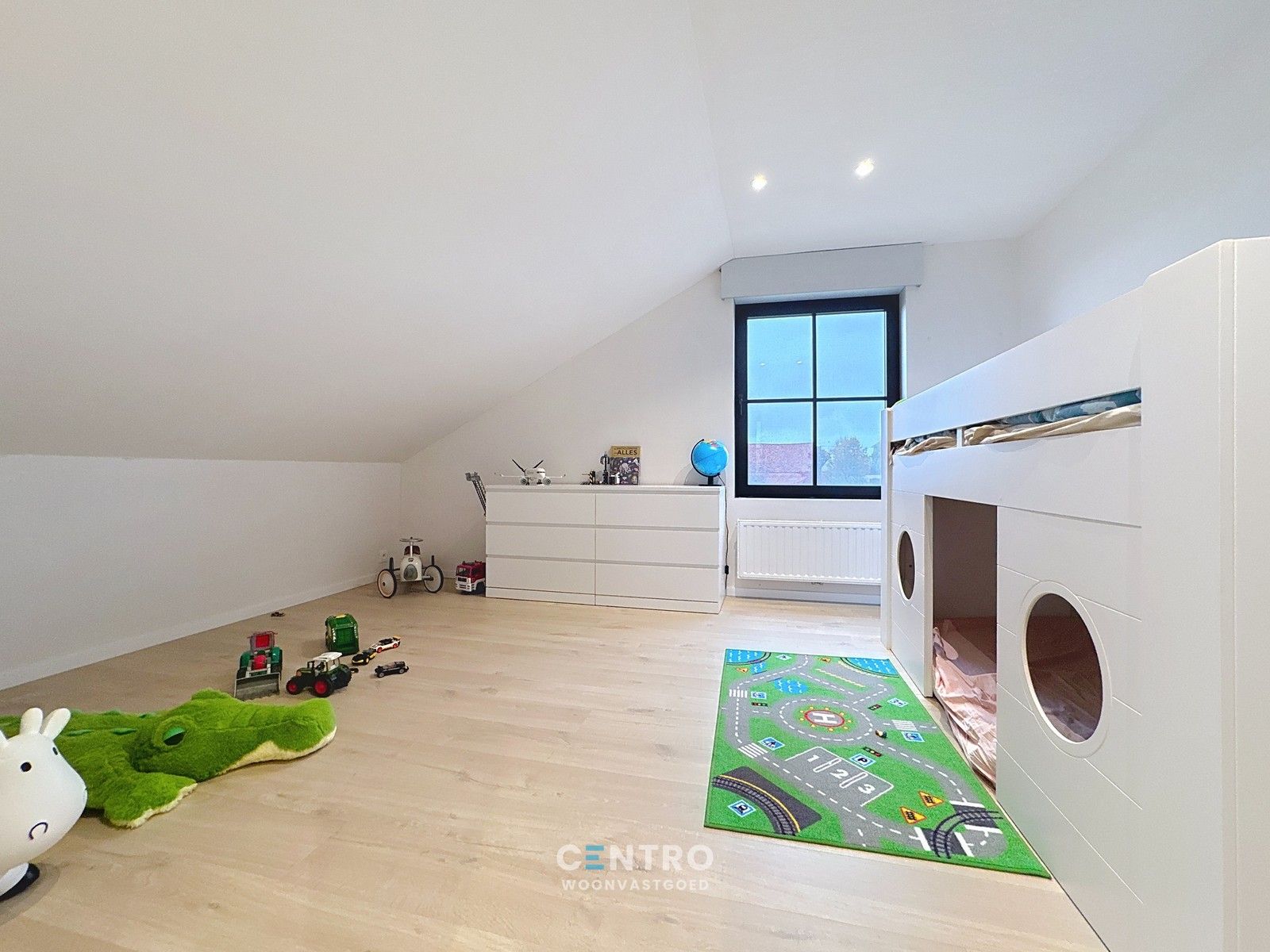 Instapklare, LANDELIJKE WONING met 4 ruime slpkms, 2 badkms, ruime garage, stalling (3 paarden) en gedraineerde buitenpiste te Hooglede (Gits). foto 15