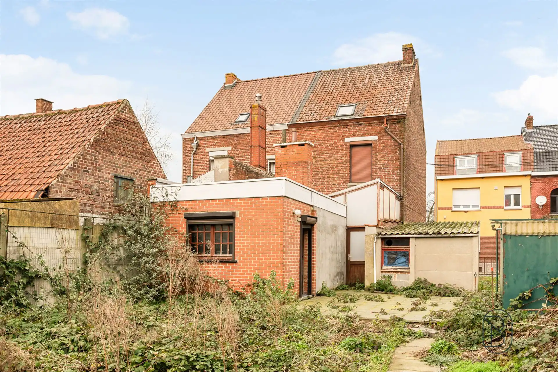 Halfopen bebouwing met tuin en garage foto 11